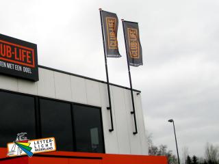 Vlaggenmast banieren met muurbeugel aan gevel - sportschool